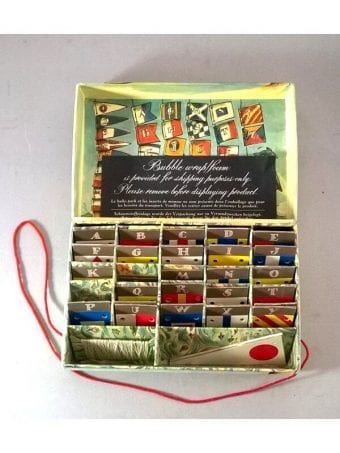 Scatola Con Bandierine Nautiche Per
  Bambini